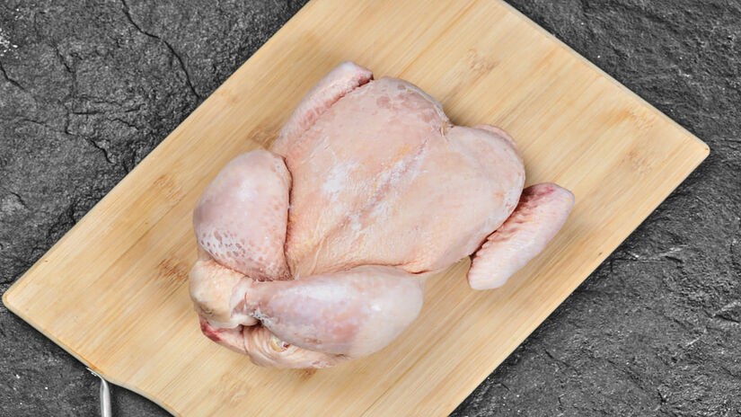Existem diversas formas de fazer a limpeza do frango e melhorar a textura da carne - Freepik