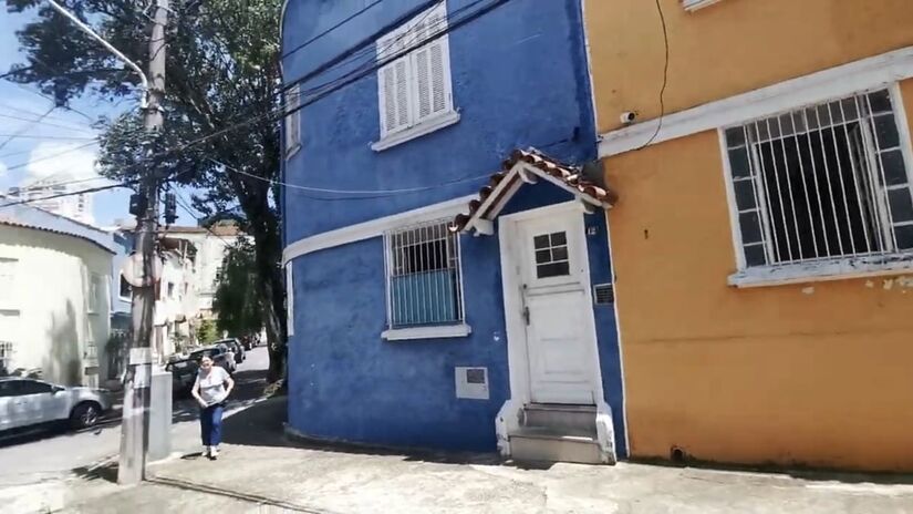 Essas construções se mantêm em meio a arranha-céus - reprodução: YouTube