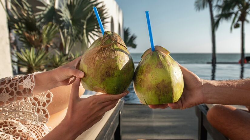 Água de coco: Pessoas que precisam controlar o consumo de potássio devem consumi-la com cuidado ou sob orientação médica. Fotos: Reprodução/Freepik