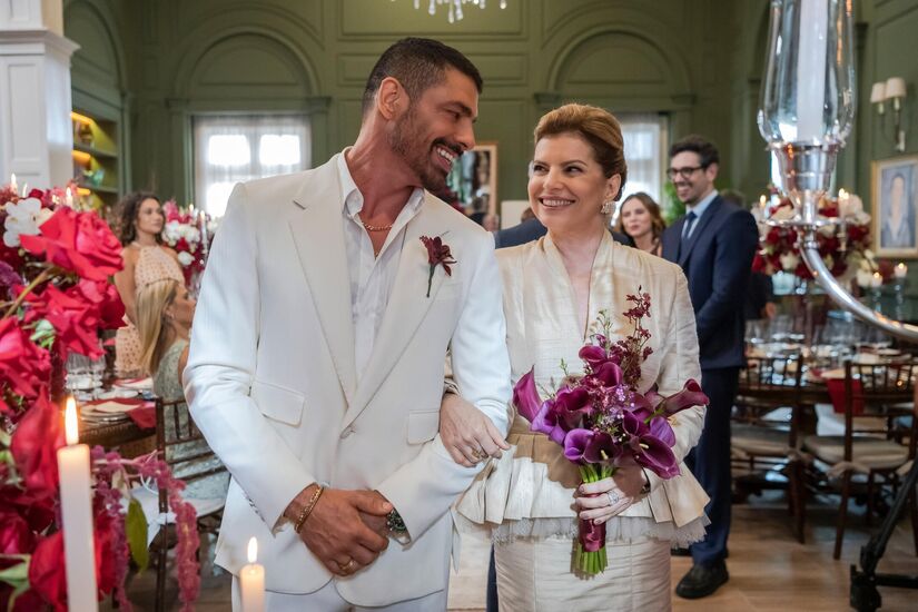 Olavo já foi ao casamento do melhor amigo, César, e Odete Roitman com um alvo: conquistar o coração de Celina, irmã da noiva. 