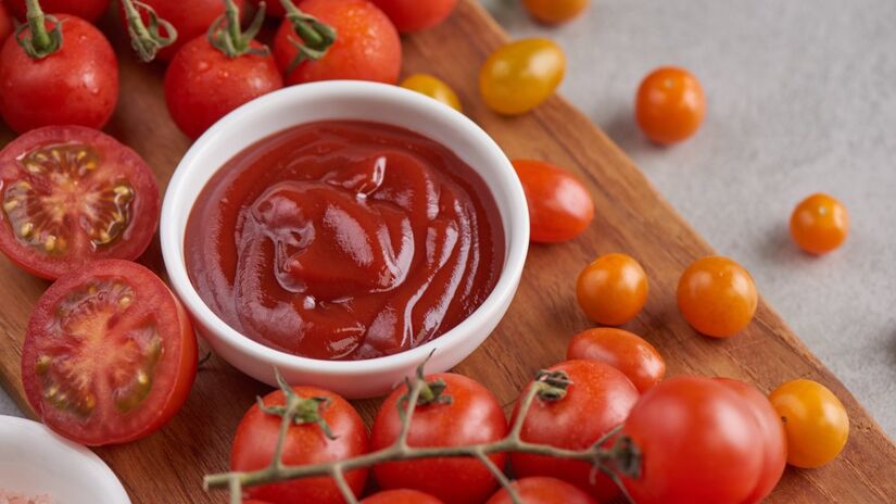 Um toque de tomate e pronto: ovo frito digno de chef