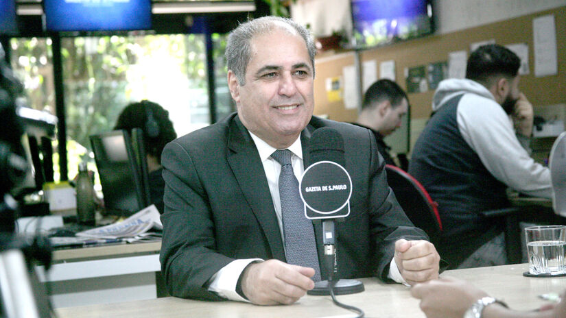 Armando Paes, hoje com 61 anos, relatou em entrevista à Gazeta que estudou jornalismo e começou a trabalhar fazendo cobertura televisiva.


