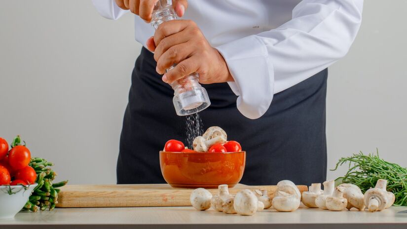 Pesquisas apontam que adicionar sal com frequência aos alimentos pode aumentar em até 40% o risco de depressão, ansiedade e até câncer de estômago