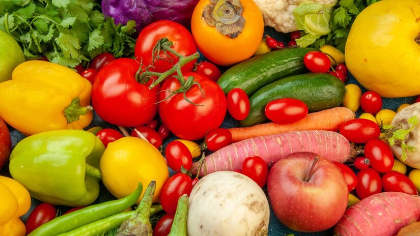 Frutas e vegetais como mirtilos, laranjas, brócolis e espinafre, que oferecem antioxidantes e vitamina C.