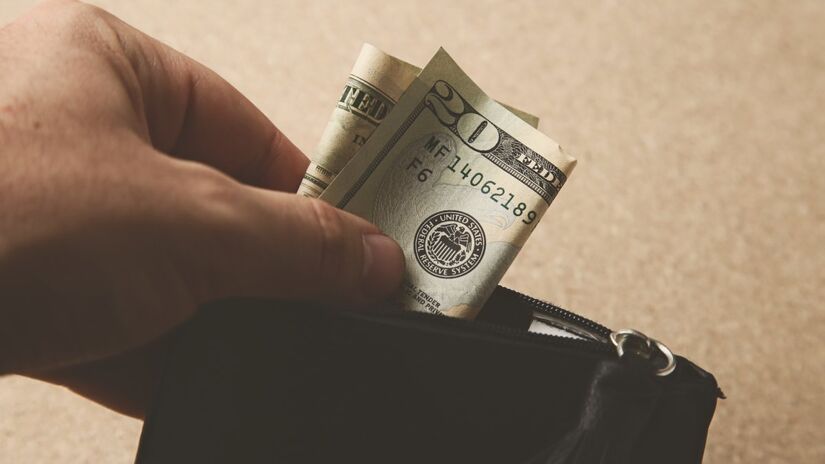 Entregador encontra bolsa com quase R$ 1 mil no Recife e usa câmeras de segurança para localizar o dono