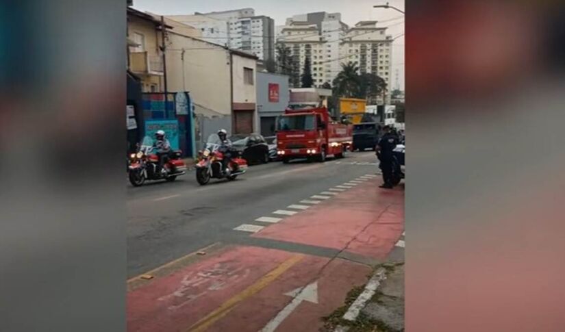 Sob escolta e comoção, corpo de Ruy Fontes chega ao Cemitério da Paz, na região do Morumbi / Reprodução