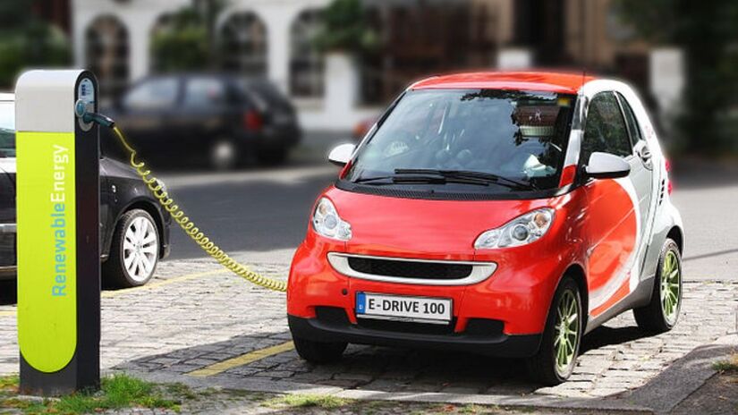Tecnologia dos carros elétricos que recarrega a bateria ao desacelerar. Foto: Reprodução/Wikimedia Commons
