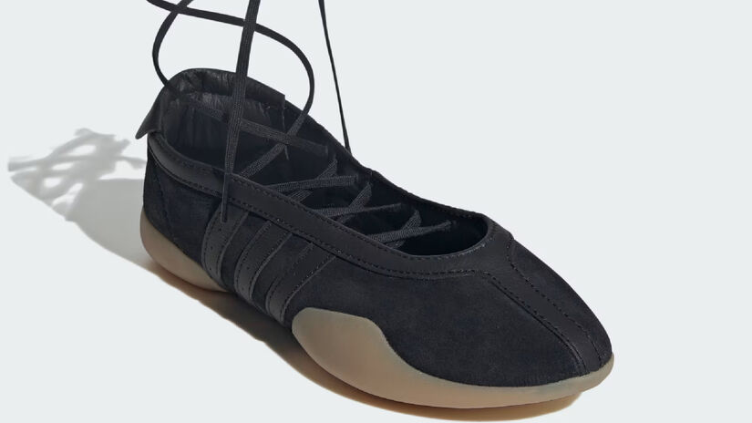 O ballet taekwondo junta leveza com as listras clássicas. Imagem: Divulgação Adidas
