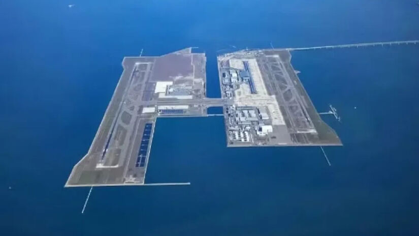  Inaugurado em 1994, o aeroporto Kansai, no Japão, deve sumir em menos de 30 anos, causando transtornos para as companhias aéreas de diversos países, segundo especialistas - (Reprodução/Redes Sociais)