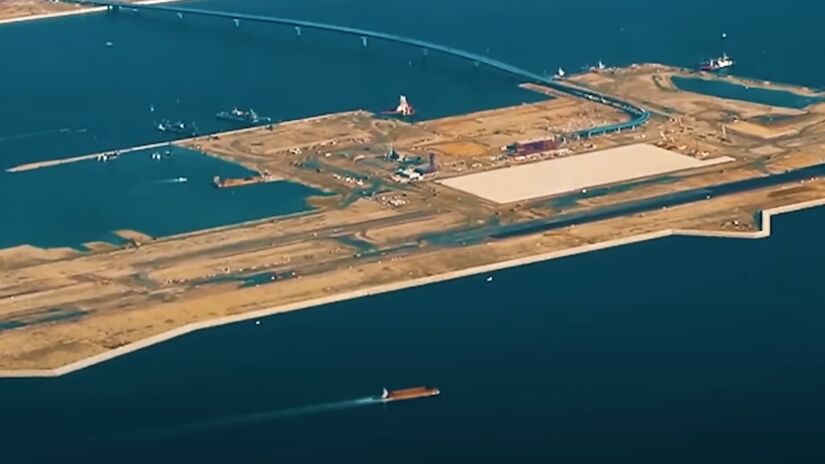 O aeroporto não pode mais ser expandido para terra firme, uma vez que as cidades próximas são densamente povoadas - (Reprodução/YouTube)