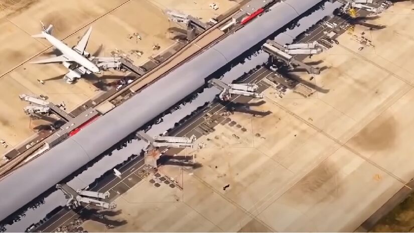 Inaugurado em 1994, foram investidos R$ 94 bilhões para construir o aeroporto em duas ilhas artificiais. Até a última atualização divulgada, a estrutura cedeu 11,5 metros - (Reprodução/YouTube)