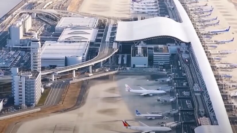 Operando como terminal internacional, a construção foi projetada para resistir a imprevistos climáticos e obteve sucessos em algumas ocasiões - (Reprodução/YouTube)