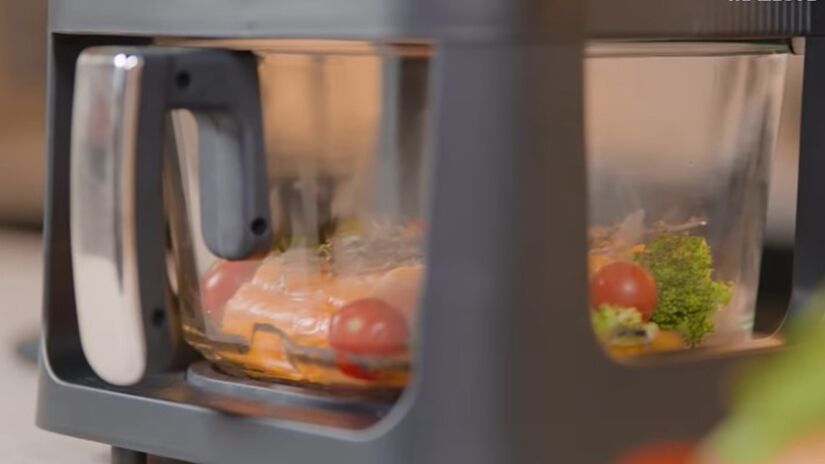 Isso significa que o material não apenas suporta altas temperaturas sem risco de quebrar, como também ajuda a distribuir o calor de maneira uniforme, garantindo alimentos bem cozidos e crocantes.