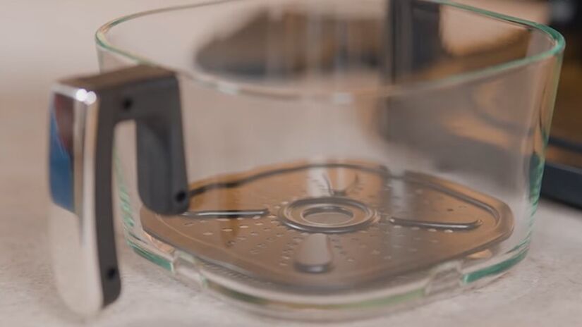 Na hora da limpeza, a cuba se revelou fácil de lavar, não retém odores e não deixa resíduos grudados. A recomendação é apenas aguardar o resfriamento do vidro antes da higienização para evitar acidentes. Fotos: Reprodução/YT/Mallory Eletroportáteis