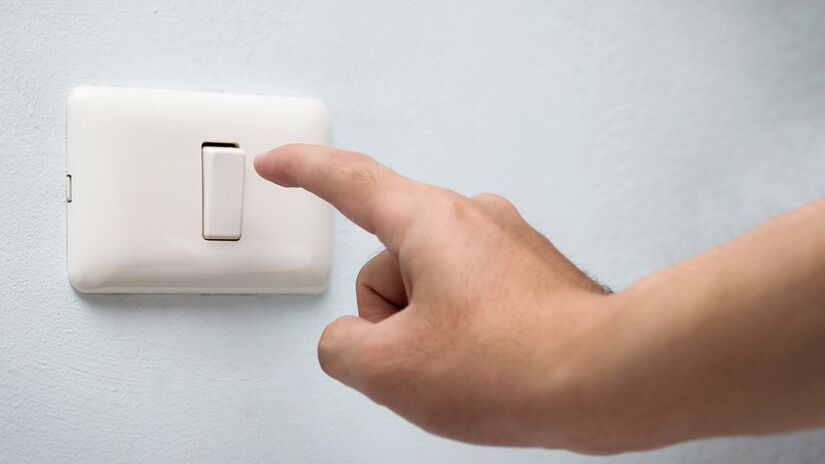 Tomadas e interruptores em alturas acessíveis ajudam desde quem tem mobilidade reduzida até pais que querem evitar que os pequenos tenham contato direto com a rede elétrica (Fotos: Freepik)