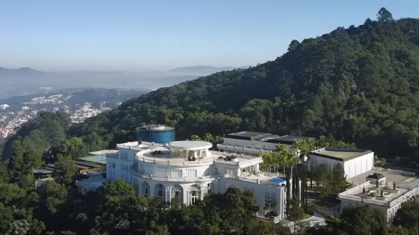 Para morar na região, contudo, é necessário abrir o bolso e ter um grande poder financeiro, pois o preço médio de uma casa por lá está na casa dos R$ 5 milhões - (Reprodução/YouTube)