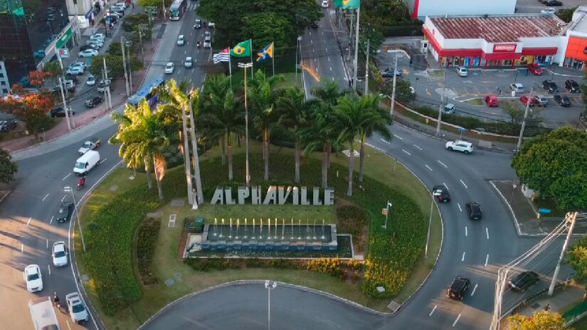 Um dos bairros mais luxuosos de São Paulo e moradia para muitas celebridades, Alphaville foi batizado com o nome de um filme de um diretor icônico no mundo do cinema: o francês Jean-Luc Godard - (Reprodução/YouTube)