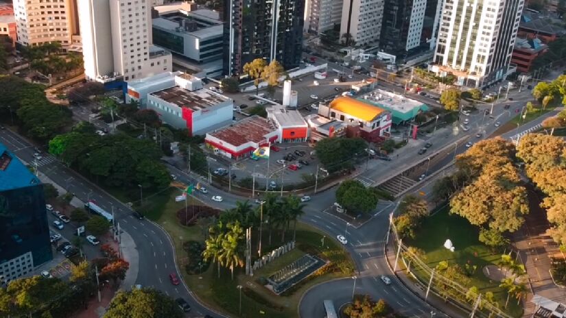 Após quase 50 anos de seu surgimento e com uma expansão cada vez maior, Alphaville se tornou o maior reduto de condomínios do Brasil, com uma região dividida entre 13 residenciais e subdistrito empresarial - (Reprodução/YouTube)