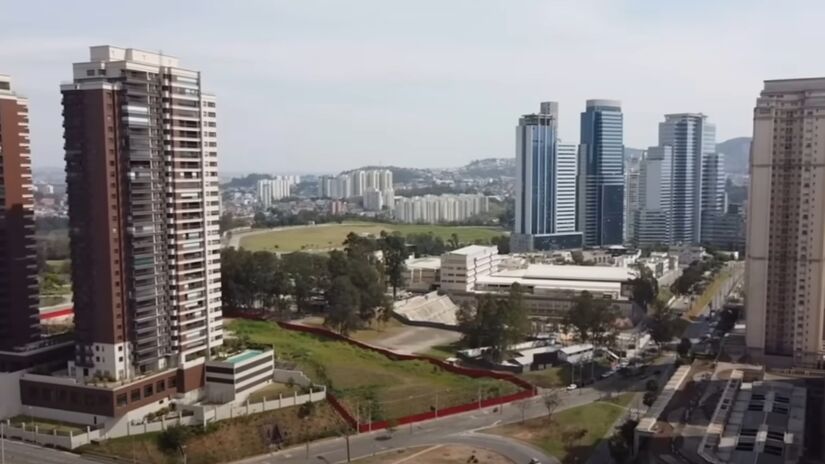 Alphaville foi concebido em 1973, pelos engenheiros Renato Albuquerque e Yojiro Takaoke, inspirado no filme também chamado "Alphaville", sob a direção de Godard - (Reprodução/YouTube)