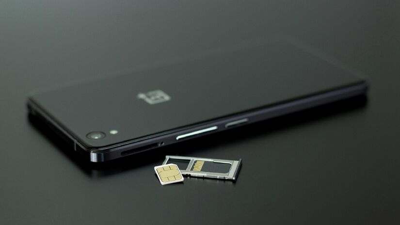 Bandeja de chip é uma das partes mais frágeis dos celulares. Imagem: Pexels