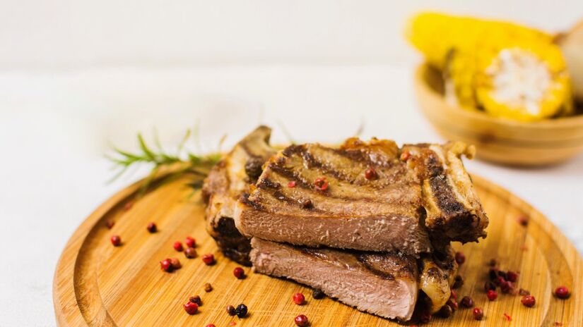 Carne de porco: cortes magros, como o lombo, podem ser uma excelente fonte de proteína com pouca gordura saturada.