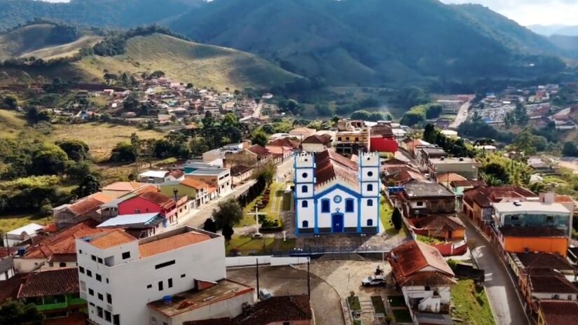 Nas festas tradicionais da cidade, a cultura mineira é realçada, com a produção de pratos típicos, apresentações do folclore local, além das tradicionais lembrancinhas feita à mão - (Reprodução/YouTube)