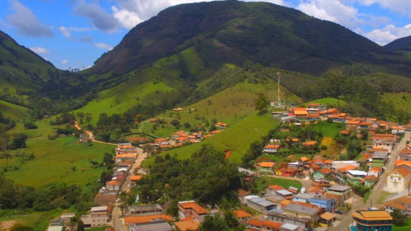 Situada em Minas Gerais, a cidade de Bocaína de Minas é um destino ideal para quem busca contato direto e se reconectar com a natureza, servindo belezas naturais para quem a visita - (Reprodução/YouTube)