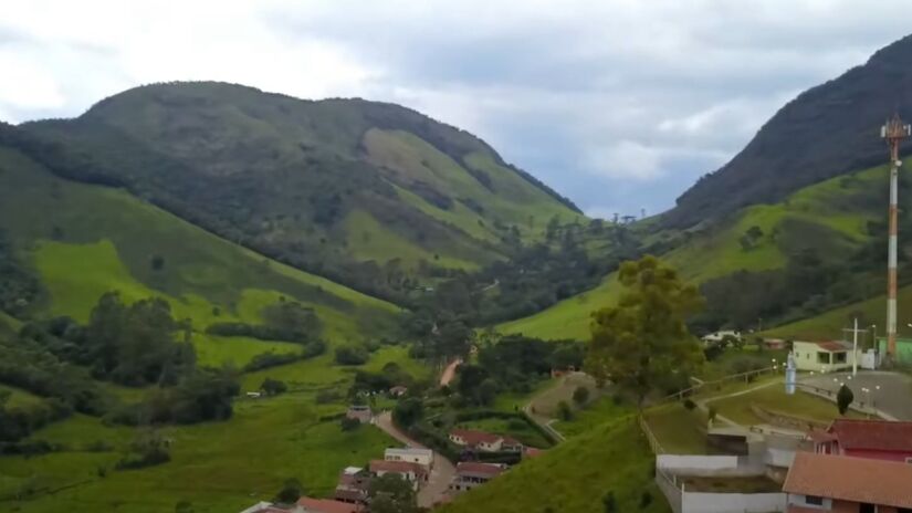 Caso tenha interesse em aproveitar tudo que há de melhor na cidade, o período de abril a setembro é o mais recomendado para visitas, com as trilhas mais acessíveis durante a estiagem, proporcionando maior segurança durante os trajetos - (Reprodução/YouTube)