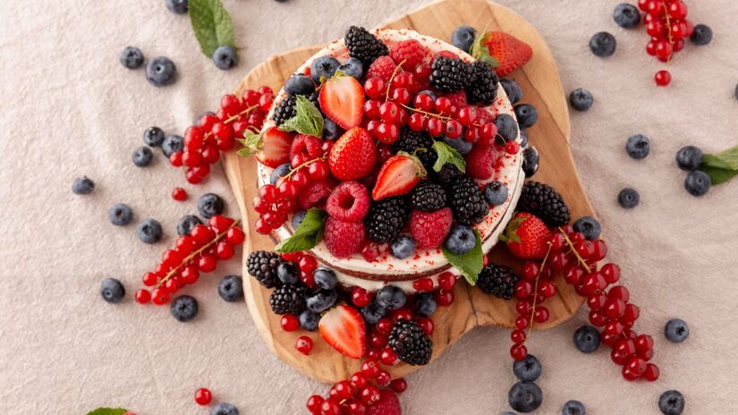 Frutas vermelhas e cítricas (morangos, cerejas, laranja): contêm flavonoides e vitamina C, combatendo rigidez