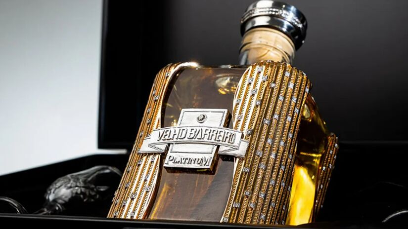 A garrafa especial conta com 550 gramas de ouro rosé e é cravejada com 209 pedras brilhantes, além de um diamante de 0,6 quilates/Divulgação