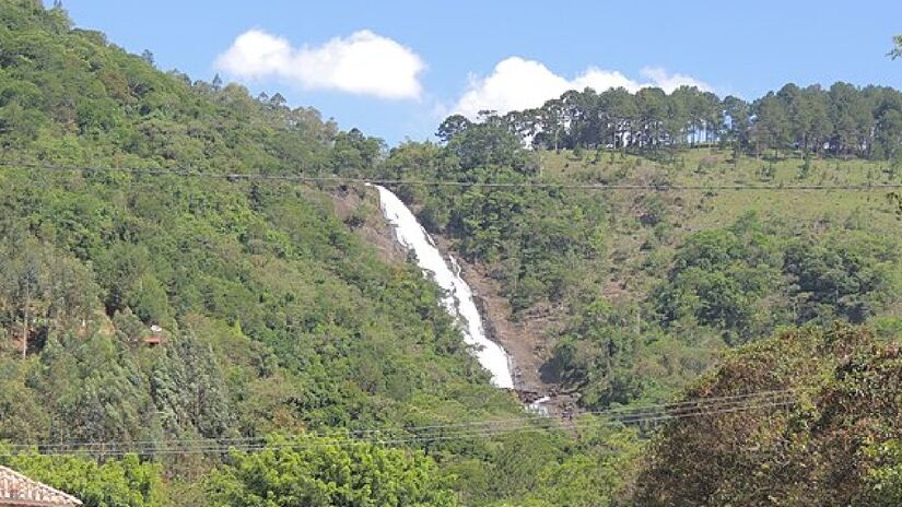 Localizada em Joanópolis, na microrregião de Bragança Paulista, no interior paulista, a Cachoeira dos Pretos é a segunda maior cachoeira do estado de São Paulo - (Reprodução)