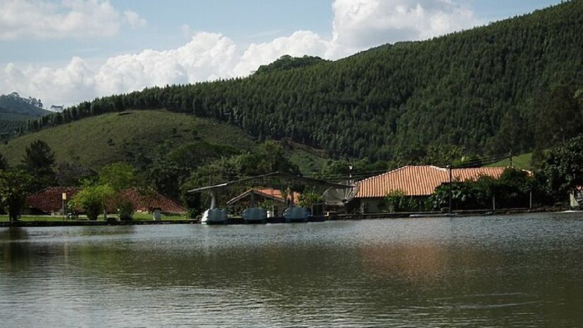 Lago ao redor da cachoeira também é um atrativo local - (João Batista Shimoto/Wikimedia Commons)