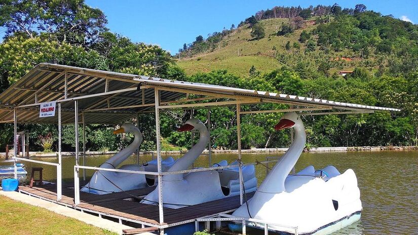 Além de um espaço grandioso, sendo o segundo o maior de São Paulo, a infraestrutura se destaca por incluir estacionamentos, banheiros, lanchonetes, pedalinhos, quiosques de artesanato e um restaurante de comida caipira - (João Batista Shimoto/Wikimedia Commons)