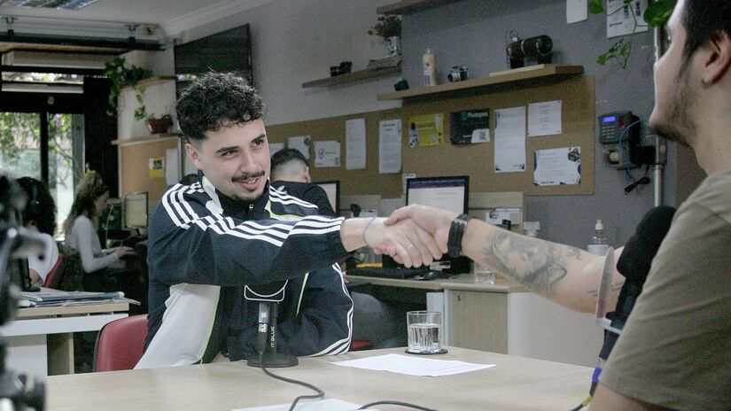 Aos 19 anos, Caio contou que sempre gostou de futebol e gravava alguns vídeos ainda criança, com cerca de 11 anos. São-paulino, o estudante de jornalismo opinou sobre a situação atual do seu clube de coração, diretoria, e falou sobre o sucesso na internet - (Thiago Neme/Gazeta de S.Paulo)