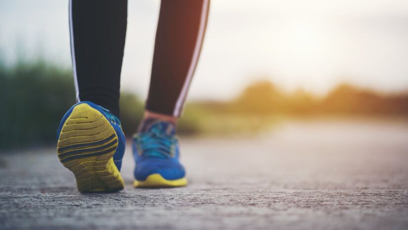 A caminhada intervalada, também conhecida como treinamento de caminhada intervalada, é uma forma de exercício de caminhada que alterna entre períodos de caminhada rápida (ou rápida) e caminhada lenta.