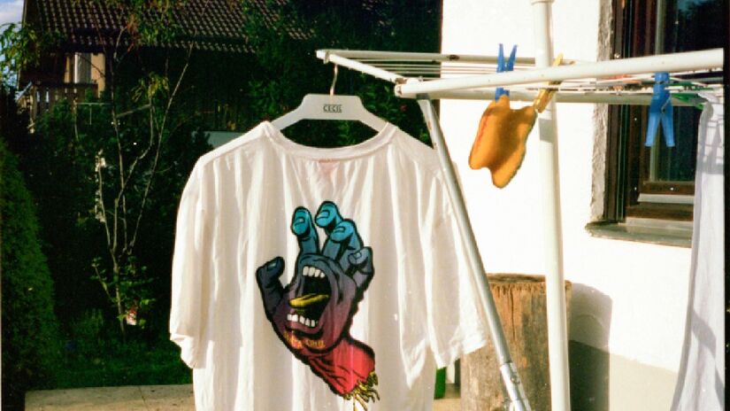 Use cabides para não passar camisetas. Imagem: Pexels