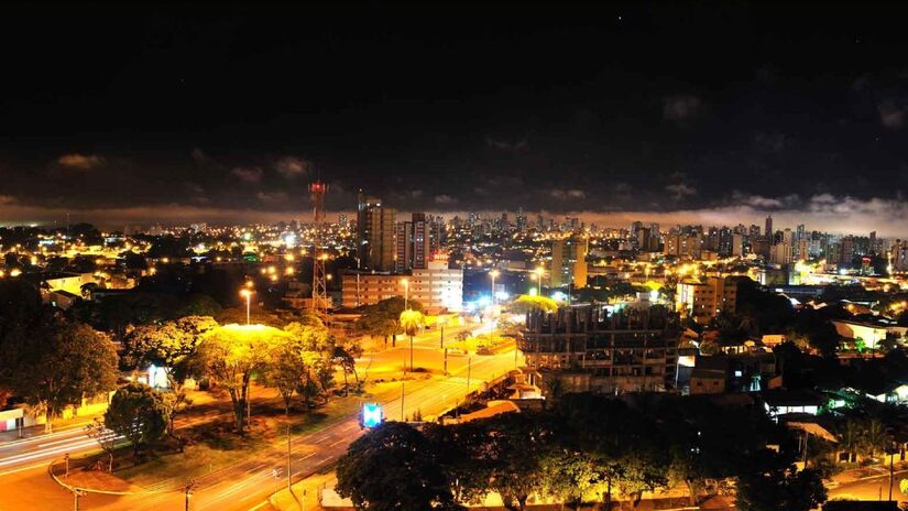 Campo Grande oferece um leque de atrações que celebram a cultura e a natureza. Para começar, o Mercadão Municipal, em funcionamento desde 1958, é um centro cultural e gastronômico que preserva tradições, onde você pode provar o pacu pintado, a farofa de banana e o tereré gelado. Fotos: Reprodução/Wikimedia Commons