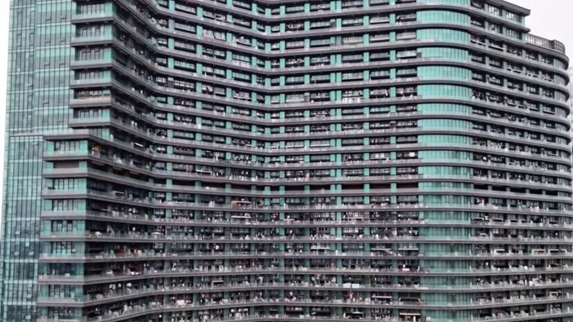 Situado em Hangzhou, na China, edifício abriga cerca de 30 mil pessoas