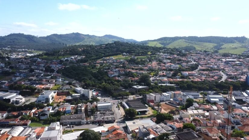 Além das paisagens, a cidade também conquista pelo sabor: a famosa linguiça artesanal é parada obrigatória
