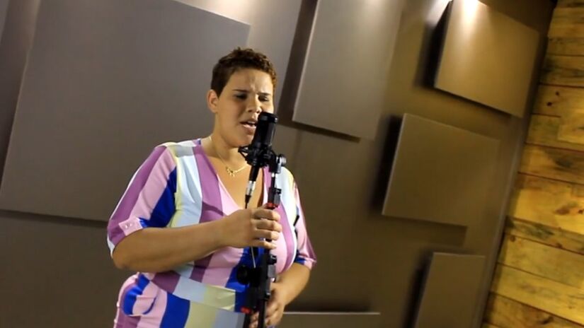 Vendedora de flores teve oportunidade de gravar covers de Marília após viralizar