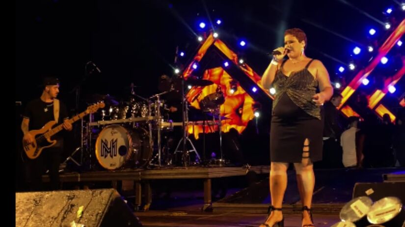Lorena também foi chamada para participar de alguns show, homenageando a falecida cantora (Fotos: Reprodução/Youtube)