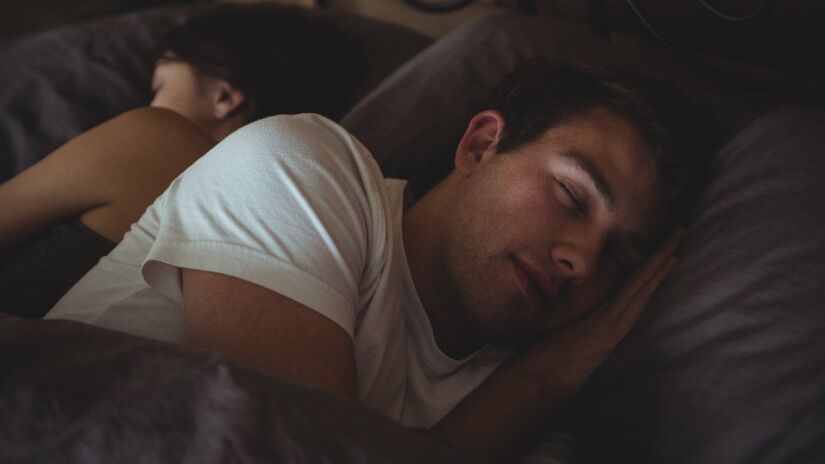 Dormir bem ajuda a preparar o cérebro para novas informações e a consolidar o que já foi aprendido. Um cérebro descansado aprende melhor e tem mais capacidade de lidar com o estresse e as emoções (Fotos: Reprodução/Freepik)