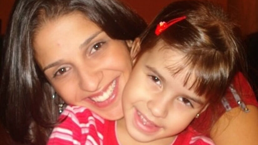 Isabella Nardoni, ao lado da mãe Ana Carolina Oliveira, em registro pessoal. Foto: Arquivo pessoal 