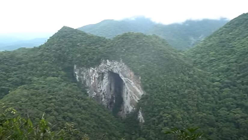 A entrada da caverna paulista, de fato, impressiona, com seus 216 metros de altura/Reprodução/YouTube/Manual do Mundo