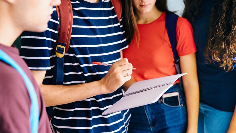 Adolescentes que entram mais tarde na escola, e consequentemente dormem mais, tem melhor desempenho escolar, segundo pesquisa acadêmica