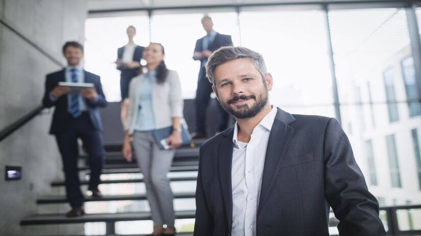 Além do salário fixo, os executivos contam com bônus, participação nos lucros, ações e benefícios específicos, como períodos de "quarentena" após deixarem seus cargos (Foto: Freepik)