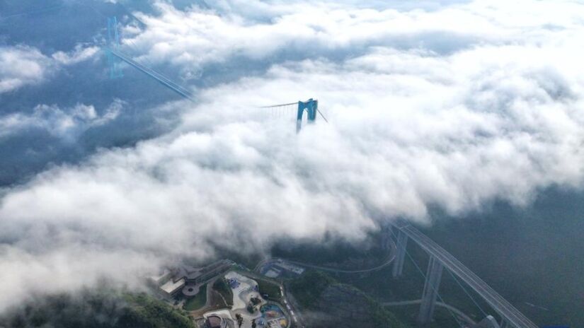 Estrutura foi construída a 625 metros do chão e possui 1.420 metros de extensão.

/Foto: Xinhua/Liu Xu