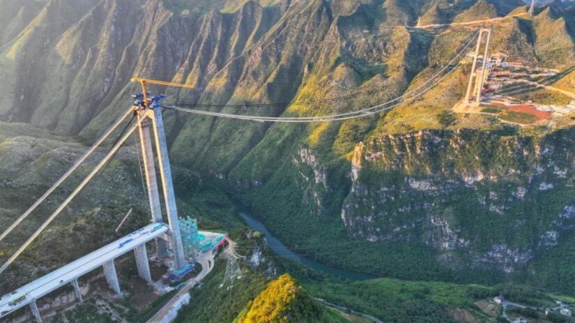 Ponte mais alta do mundo está sobre o Cânion Huajiang, na China.
/Foto: Xinhua/Liu Xu