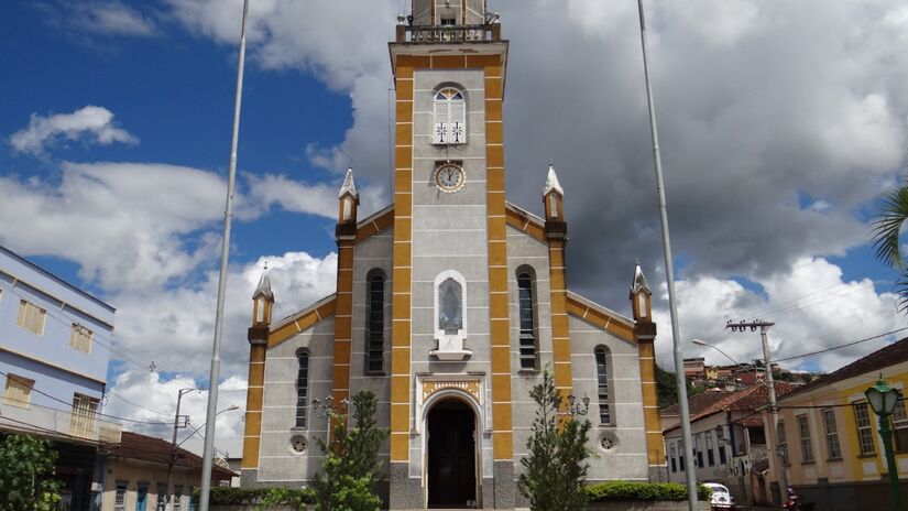O que não falta na cidade de Aiuruoca é as festas culturais que mantém a essência do lugar intacta. As tradições religiosas e culturais são preservadas através de festas como a Folia de Reis e o Congado. Fotos: Wikimedia Commons