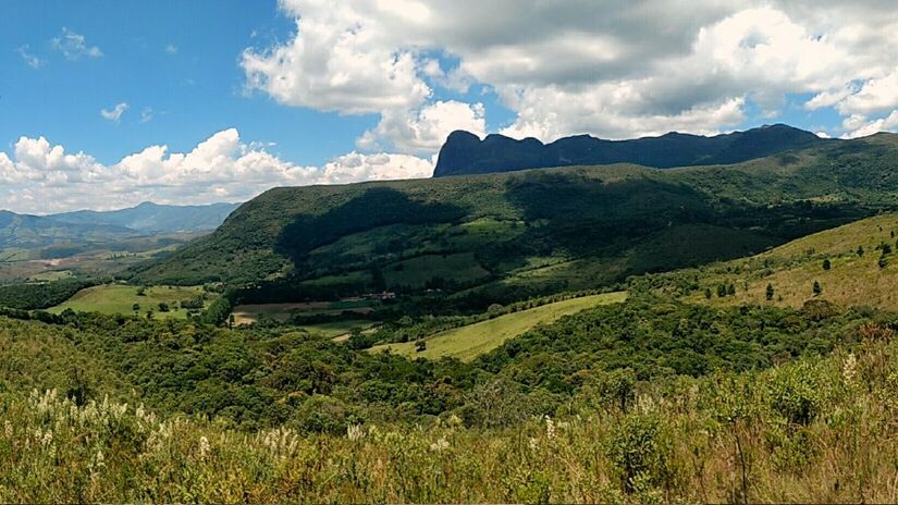 Uma das principais atrações da cidade de Aiuruoca é o Pico do Papagaio. Com mais de 2.100 metros de altura, o lugar oferece uma vista de 360° da região.
